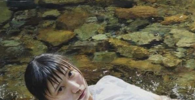 日本80后画一幅《水中少女》,放大8倍,细节太变态了
