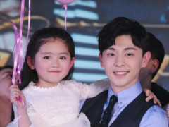 邓伦"女儿"终于长大了,看清正脸一瞬间:确定不是翻版刘亦菲?