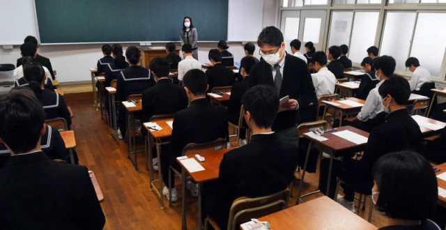 日本多地举行公立高中入学考试,学生戴口罩参加