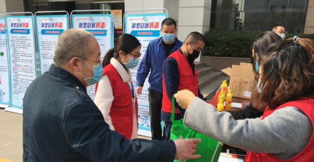 西安雁塔区：抢回“失去的时光”，积极推进企业复工复产_腾讯新闻