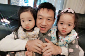 杨威与双胞胎女儿搞怪合照,纪念宅家50天,父女三人共用一张脸