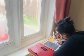 武汉女教师被困英国,跨国为学生们上网课