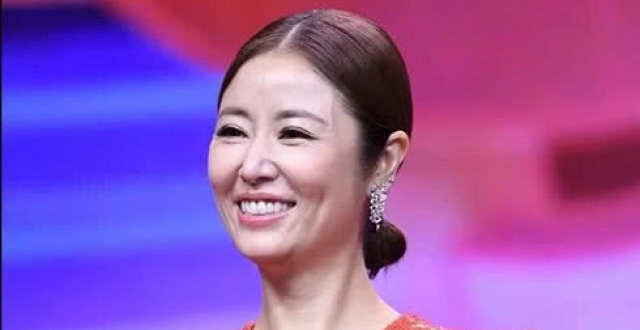 44岁林心如也老了,穿红裙参加节目难掩老态,精修图也盖不住颈纹