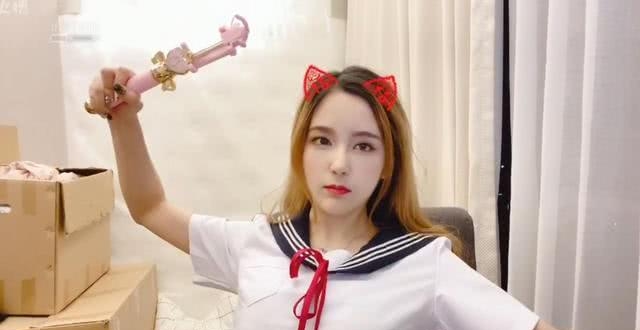 lpl:rita订阅突破百万,现场cos水手校服回馈粉丝