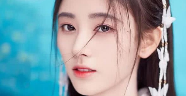 难怪鞠婧祎一直披长发,扎起头发后,才知道什么叫做