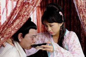 武松杀潘金莲时为何弄开她的衣物?网友:很理解武松的做法
