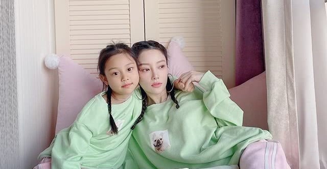 李小璐晒全新自拍照把女儿比喻成闺蜜网友担心她带坏女儿甜馨