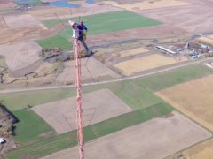 The Man Changes A Light Bulb With A Daily Salary Of 140 000 But Most People Don T Have The Courage To Do It Daydaynews