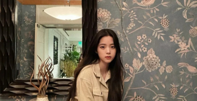 欧阳娜娜只顾摆拍,却大意忘记将镜子遮住,看清里边的人粉丝嫉妒了