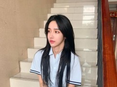 艾比穿制服扮清纯少女,网友放大照片后,发现微笑唇原来是假的!