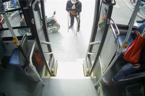 男乘客弯腰致谢只为感谢公交车长三次帮助自己,视频全程记录暖心瞬间