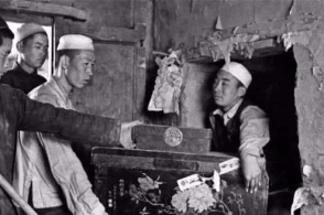 历史解密:1951年贫农斗地主现场,图4地主恶霸被就地枪决