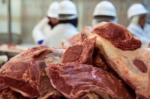 美国食品供应链濒崩溃:他们也吃不起猪肉了