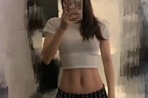 郭富城娇妻方媛晒自拍秀小蛮腰,马甲线初具规模,健身意识超强
