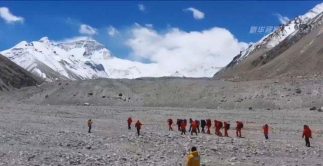 实拍“2020珠峰高程测量”测绘登山队出征 众人现场高喊“加油”