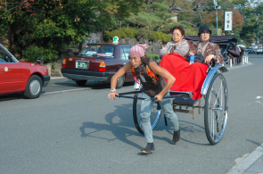 日本人力车夫,一帮充满活力的年轻人,职业特征很鲜明_3