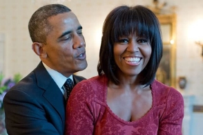 奥巴马母亲节也"撒糖",双臂环住妻子太宠溺,前第一夫人更有格局