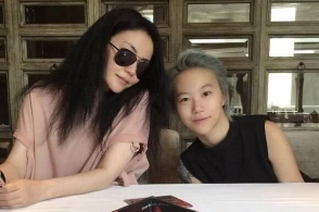 窦靖童晒与王菲合照,母女狂嗨笑容灿烂,配文疑为新专辑做宣传