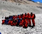 直击珠峰测量登山队第三次窗口期集结出发 队员合影高喊加油
