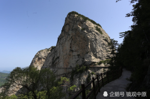 两千米高空航拍八百里伏牛山最高峰壁立千仞,有华山之险,泰山之巍峨