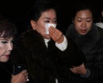港星邓兆尊坐拥三个女友 母亲哭诉称其有苦衷