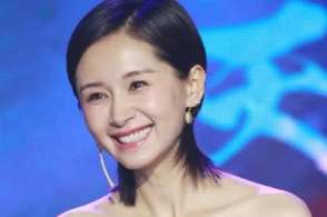 王子文现身拍片满面油光!发际线后移头皮显突兀,还被指撞脸杨幂