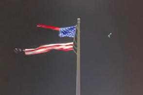 美国最大国旗被雷劈成两半,网友说就像国家那么烂