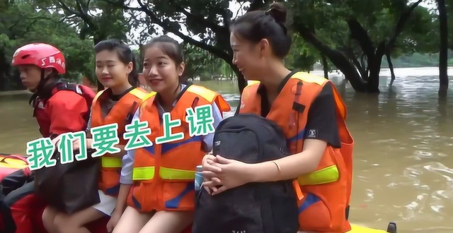 广西柳州持续强降雨引发内涝 消防员开冲锋舟送老师上课