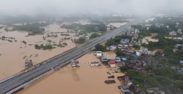 航拍特大暴雨侵袭中的桂林：多县市连发红色预警 全城变“水城”