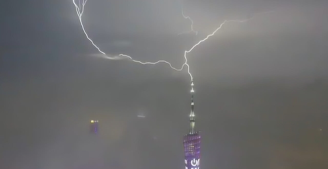 广东持续暴雨18天内发布上千次预警 网友拍下雷击广州塔全过程