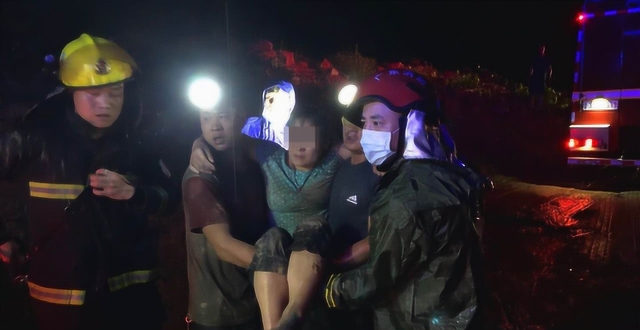 广州暴雨引发泥石流冲垮民房3人被埋 消防员徒手刨挖抬起300斤墙面
