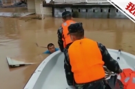 航拍广西桂林洪水围城有房子一楼全被淹没 武警携冲锋舟挺进转移上百人