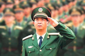 老山战场上的侦察英雄丁晓兵,31年后成为武警部队独臂少将