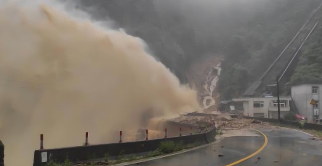 广东韶关暴雨引发电站塌方，水沙石喷向几十米高，道路被洪水冲断