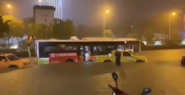 湖南长沙暴雨多条路被淹：公交车进水 司机弃车游泳自救