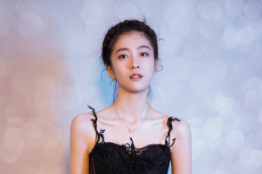 张雪迎晒夏日私服照,风格迥异清纯可爱,意外撞脸张子枫