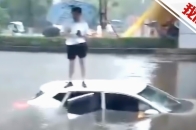 重庆多地遇暴雨致交通瘫痪 有车辆被淹没司机站车顶等待救援