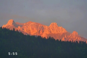 "日照金山"奇景现身甘南迭部虎头山