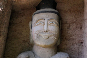 法镜寺石窟造像,石窟现存造像14尊,大佛体态丰直,看起来诙谐幽默