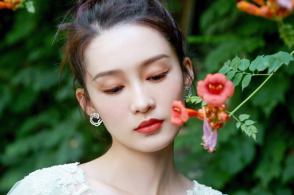 李沁身穿优美淡雅绿色长裙,动人心弦,清凉一夏