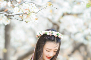 花环美女樱花园唯美写真回眸浅笑气色佳