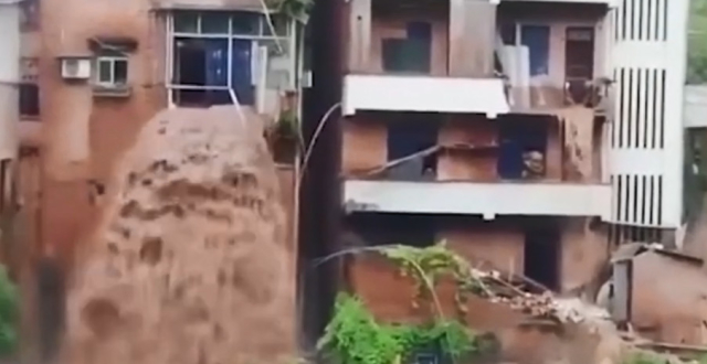重庆暴雨来袭洪水穿过居民楼 从三楼倾泻而下成瀑布