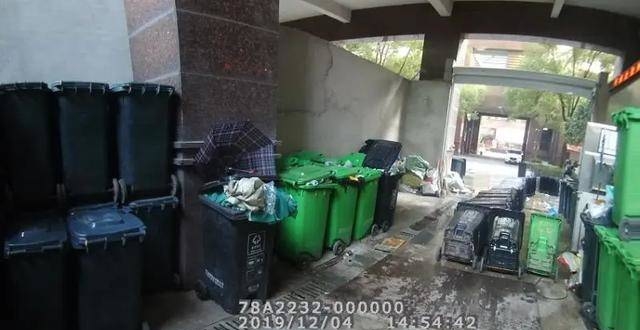 浙江宁波：小区垃圾房建在业主家隔壁 法院：拆除垃圾房恢复原状_腾讯新闻