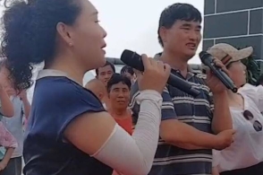 广场上袁庆和大衣哥合唱为了谁,网友:希望春晚见到这对高手