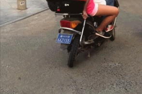 搞笑gif-大哥厉害啊!这都可以骑,新型电动车吧!