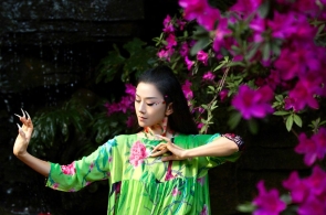 杨丽萍徒弟水月与爱人度蜜月,"摸头杀"暴露家庭地位,果然嫁给了爱情