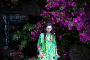 杨丽萍徒弟水月与爱人度蜜月,"摸头杀"暴露家庭地位,果然嫁给了爱情
