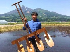 日本农民发明农具,稻田除草简单有效还有乐趣