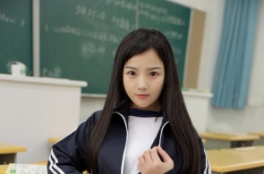 校花即使穿着朴素的校服,也是班上最耀眼的风景线!_2