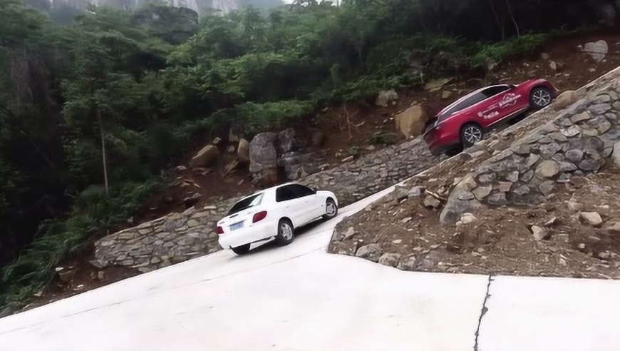 小伙在45度坡测试比亚迪唐dm,结果出乎意料,忍不住大叫起来